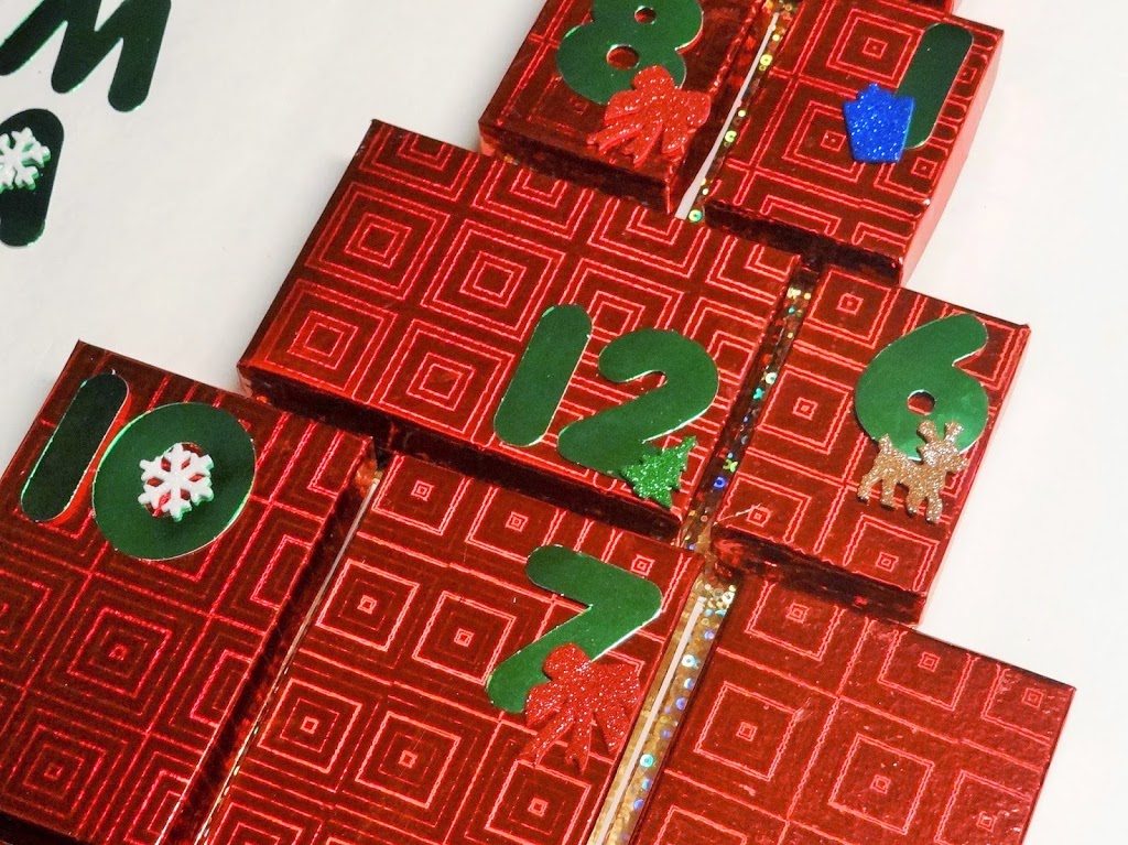 Dollar Tree Craft: 12 Days of Christmas Gift Calendar #DIY #Craft #Tutorial Rural Mom
